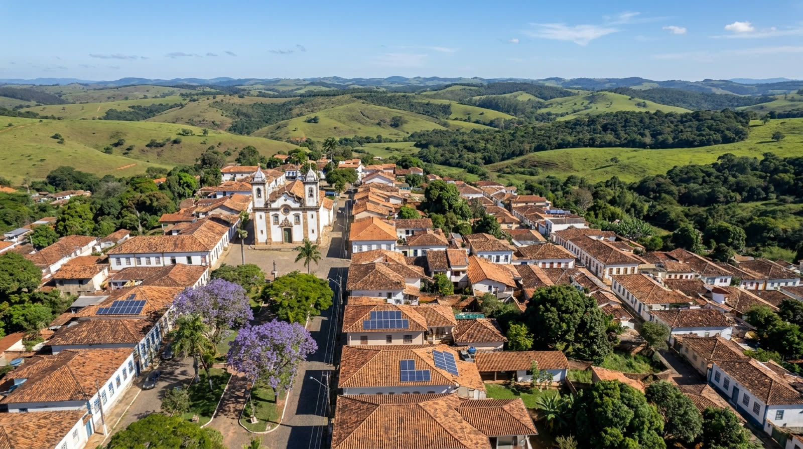 Vista aérea de cidade do interior de Minas Gerais com várias casas usando energia solar