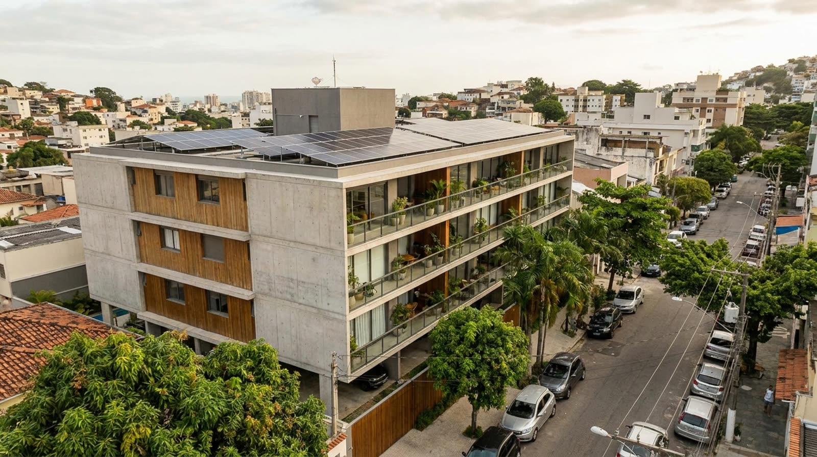 Prédio residencial de quatro andares com placas solares no telhado