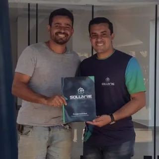 Cliente da Sollivre recebendo o projeto da usina solar