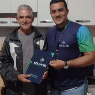 Cliente da Sollivre recebendo o projeto da usina solar