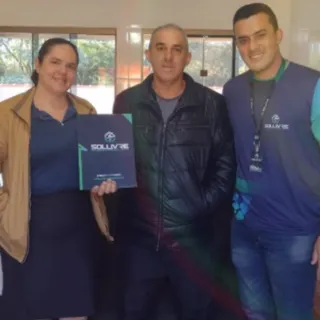 Cliente da Sollivre recebendo o projeto da usina solar