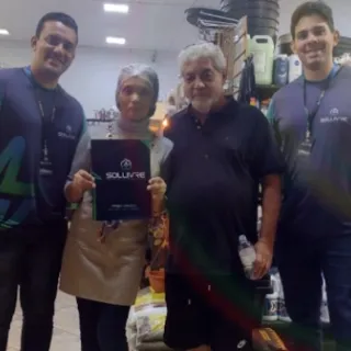 Cliente da Sollivre recebendo o projeto da usina solar